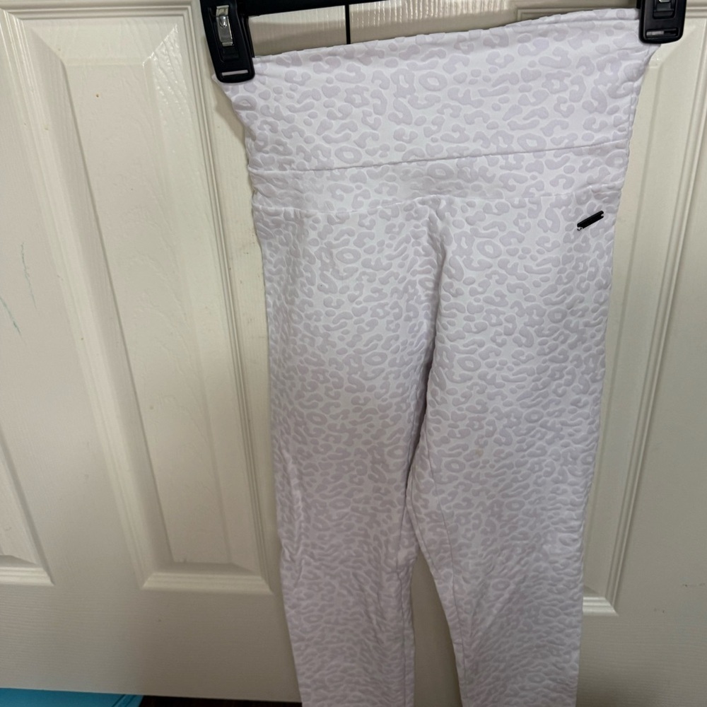 ECHT Women’s Full Length Snow Leopard White Leggings Size Small NWOT
